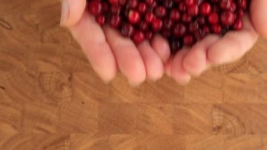 Kırmızı çilek ve çim ile Sonbahar arka plan. Bir sepet içinde Çilek