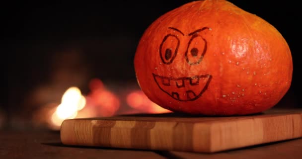 Calabaza Halloween Con Una Cara Pintada Sobre Fondo Fuego — Vídeos de Stock