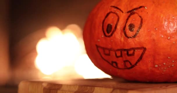 Abóbora Halloween Com Rosto Pintado Fundo Fogo — Vídeo de Stock