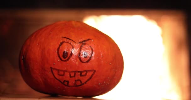 Zucca Halloween Con Una Faccia Dipinta Uno Sfondo Fuoco — Video Stock