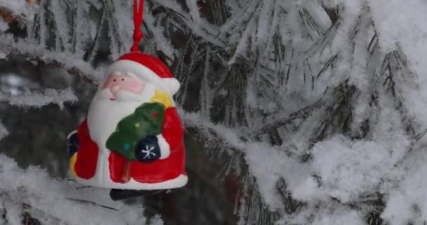 Nieuwjaar Kerst Decoraties Speelgoed Kerstman Swingen Een Tak Het Bos — Stockvideo