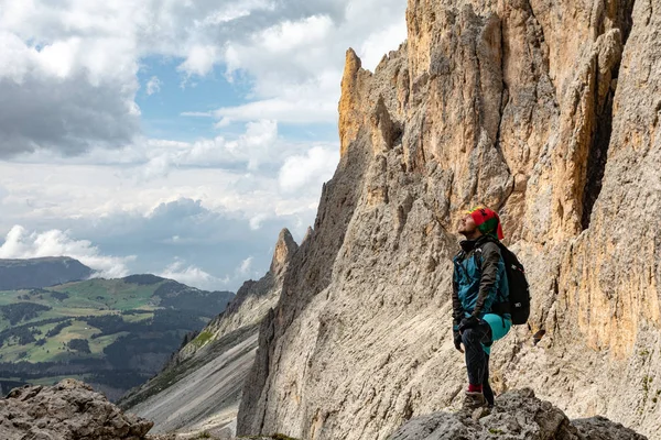 Ung Man Bergen Reser Med Ryggsäck Vacker Utsikt Över Bergslandskapet — Stockfoto