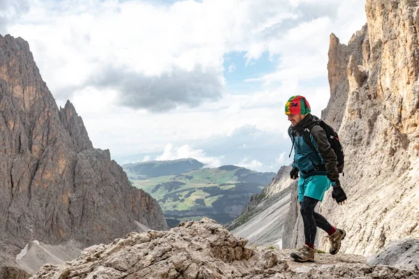 Ung Man Bergen Reser Med Ryggsäck Vacker Utsikt Över Bergslandskapet — Stockfoto