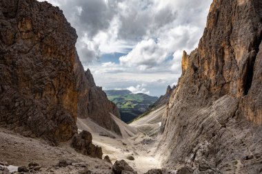 Yazın dağlar. Alpler'deki dağ manzarası. İtalya'da seyahat