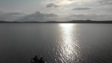 Hava fotoğrafçılığı. Urallar'daki Zyuratkul dağ gölünün en iyi manzarası. Dağlarda güneşli bir gün