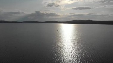 Hava fotoğrafçılığı. Urallar'daki Zyuratkul dağ gölünün en iyi manzarası. Dağlarda güneşli bir gün