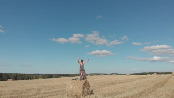 Junge Frau Kleid Auf Den Abgeernteten Weizenfeldern — Stockvideo