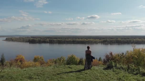 Podzimní Les Řekou Dívkou Stojící Břehu Řeky Pohled Shora Quadcopter — Stock video