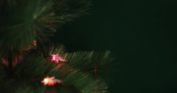 Vrouwelijke Handen Hangen Nieuwjaarsspeelgoed Aan Kerstboom Kerst Kerstman — Stockvideo