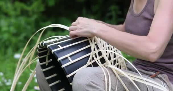 女の子ウィッカー籐籠座って屋外 — ストック動画