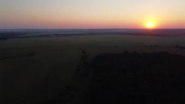 Hava fotoğrafçılığı. Ovada gün batımı. Yaz akşamı.
