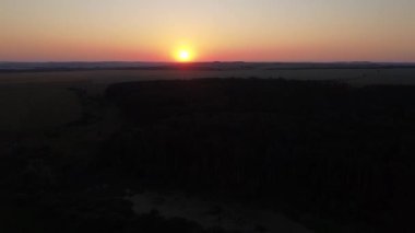Hava fotoğrafçılığı. Ovada gün batımı. Yaz akşamı.