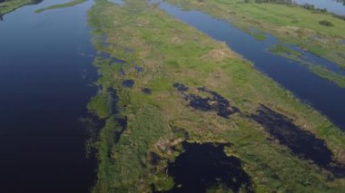 Hava fotoğrafçılığı. Nehrin akıntılı ve adalı üst manzarası