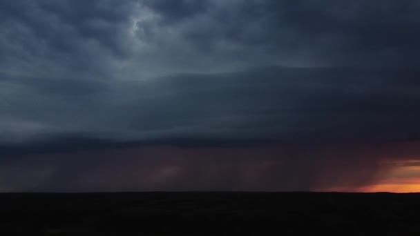 Fotografía Aérea Rayos Claros Contra Cielo Del Atardecer Está Lloviendo — Vídeo de stock