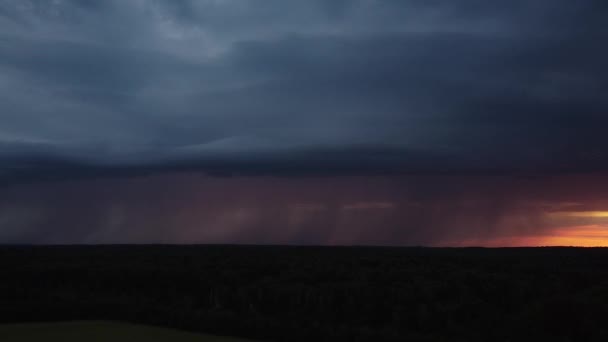 航空摄影 明亮的闪电和夕阳西下的天空 雨下得很大 电闪烁着天空的光芒 — 图库视频影像