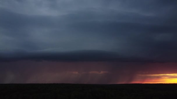 空中写真 雷をクリアし 日没の空に対して 雷雲から雨が降っている 電気が空を照らす — ストック動画