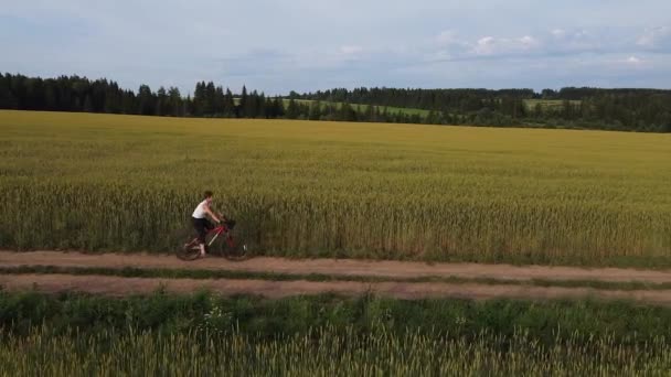 소녀는 흙길을 사이의 자전거를 다닌다 — 비디오