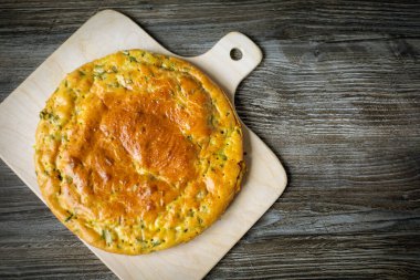 Taze lezzetli turta masanın üzerindeki kesme tahtasının üzerinde duruyor. Sıcak yemek.