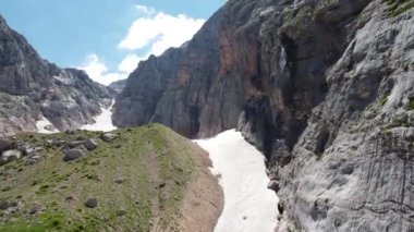 Dağlarda şelale. Rüzgar su püskürtüyor. Hava fotoğrafçılığı