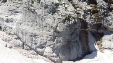 Dağlarda şelale. Rüzgar su püskürtüyor. Hava fotoğrafçılığı