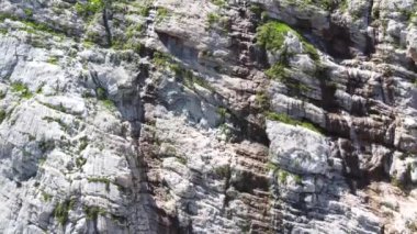 Dağlarda şelale. Rüzgar su püskürtüyor. Hava fotoğrafçılığı