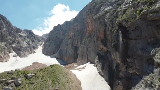 山中的瀑布 风吹走了水柱 空中摄影 — 图库视频影像