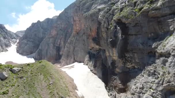 Wasserfall Den Bergen Der Wind Bläst Wasserstrahlen Luftaufnahmen — Stockvideo