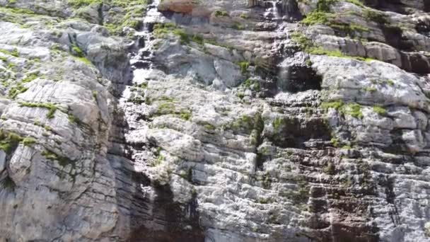 Wasserfall Den Bergen Der Wind Bläst Wasserstrahlen Luftaufnahmen — Stockvideo