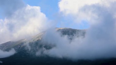 Dağlardaki bulutlar. Sis dağ vadisinde hızla ilerliyor.