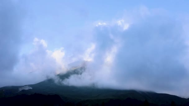 山の中の雲 霧が山の谷を急速に移動している — ストック動画