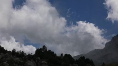 Dağlardaki bulutlar. Sis dağ vadisinde hızla ilerliyor.