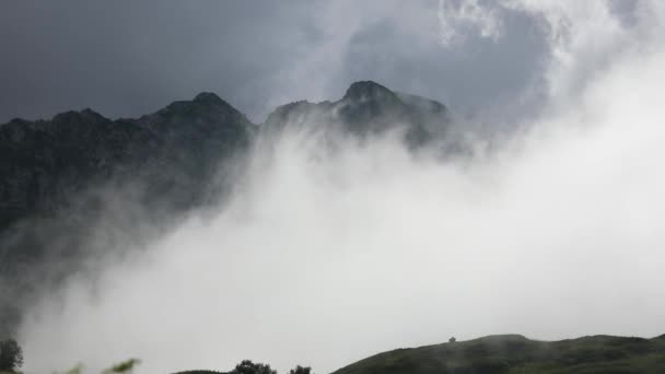 Σύννεφα Στα Βουνά Ομίχλη Κινείται Γρήγορα Μέσα Από Την Κοιλάδα — Αρχείο Βίντεο