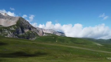 Kafkasların dağları. Güneşli bir yaz gününde zirve manzarası