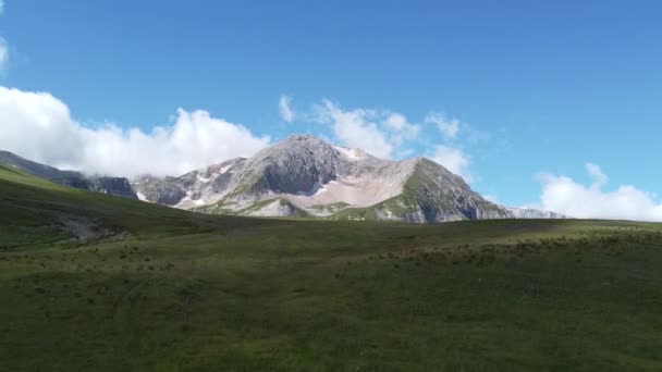 Kafkasların Dağları Güneşli Bir Yaz Gününde Zirve Manzarası — Stok video