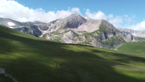 Kaukasuksen Vuoret Top Näkymä Aurinkoinen Kesäpäivä — kuvapankkivideo