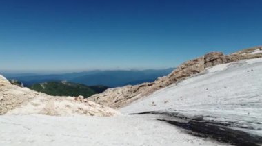 Kafkasların dağları. Buzulun ve dağların en üst manzarası. Hava fotoğrafçılığı