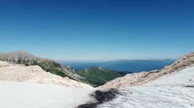 Kafkasların dağları. Buzulun ve dağların en üst manzarası. Hava fotoğrafçılığı