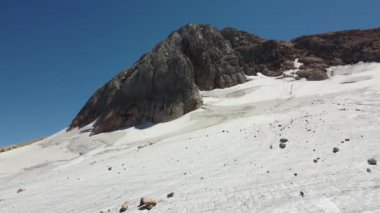 Kafkasların dağları. Buzulun ve dağların en üst manzarası. Hava fotoğrafçılığı
