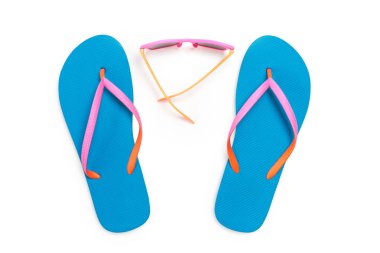 Mavi Flip flop ve beyaz arka plan üzerinde izole pembe güneş gözlüğü. Üstten görünüm
