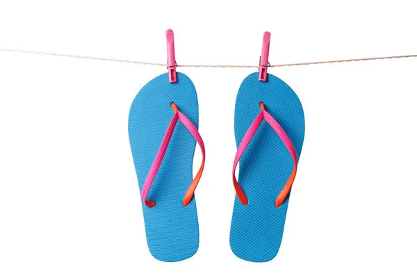 Blauwe Flip Flops Opknoping Waslijn Geïsoleerd Een Witte Achtergrond Vakantie — Stockfoto