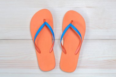 Turuncu ahşap arka plan üzerinde izole floplar flip. Üstten görünüm