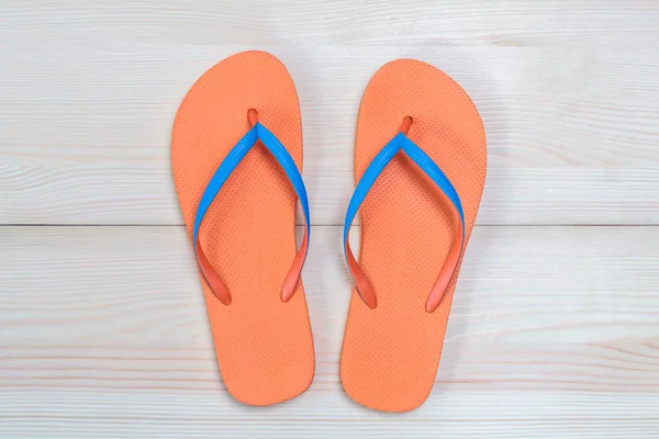 Oranje Slippers Geïsoleerd Houten Achtergrond Bovenaanzicht — Stockfoto