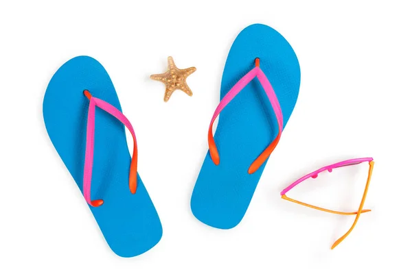 Blaue Flip Flops Und Rosa Sonnenbrillen Auf Weißem Hintergrund Ansicht — Stockfoto