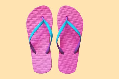 Pembe flip flop üzerinde sarı arka plan izole. Üstten görünüm