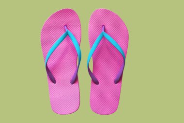 Pembe flip flop üzerinde yeşil arka plan izole. Üstten görünüm