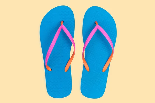 Blå Flip Flops Isolerad Gul Bakgrund Ovanifrån — Stockfoto