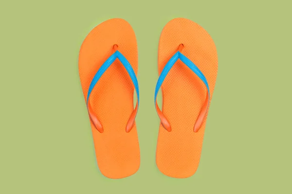 Oranje Slippers Geïsoleerd Groene Achtergrond Bovenaanzicht — Stockfoto