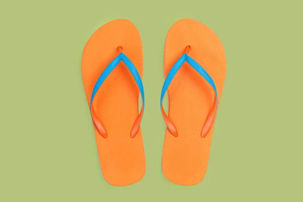 Orangefarbene Flip Flops Isoliert Auf Grünem Hintergrund Ansicht Von Oben — Stockfoto