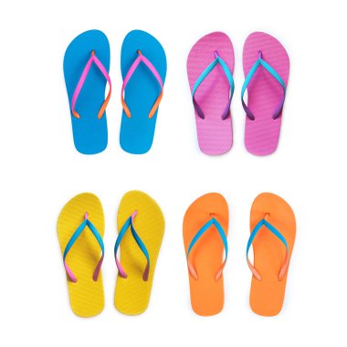 Beyaz arka plan üzerinde izole sarı turuncu pembe mavi flip flop. Üstten görünüm