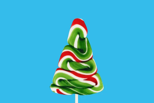 青の背景にキャラメルのお菓子クリスマス ツリー — ストック写真